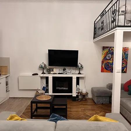 Charming In The Heart Of The Jewish District! *